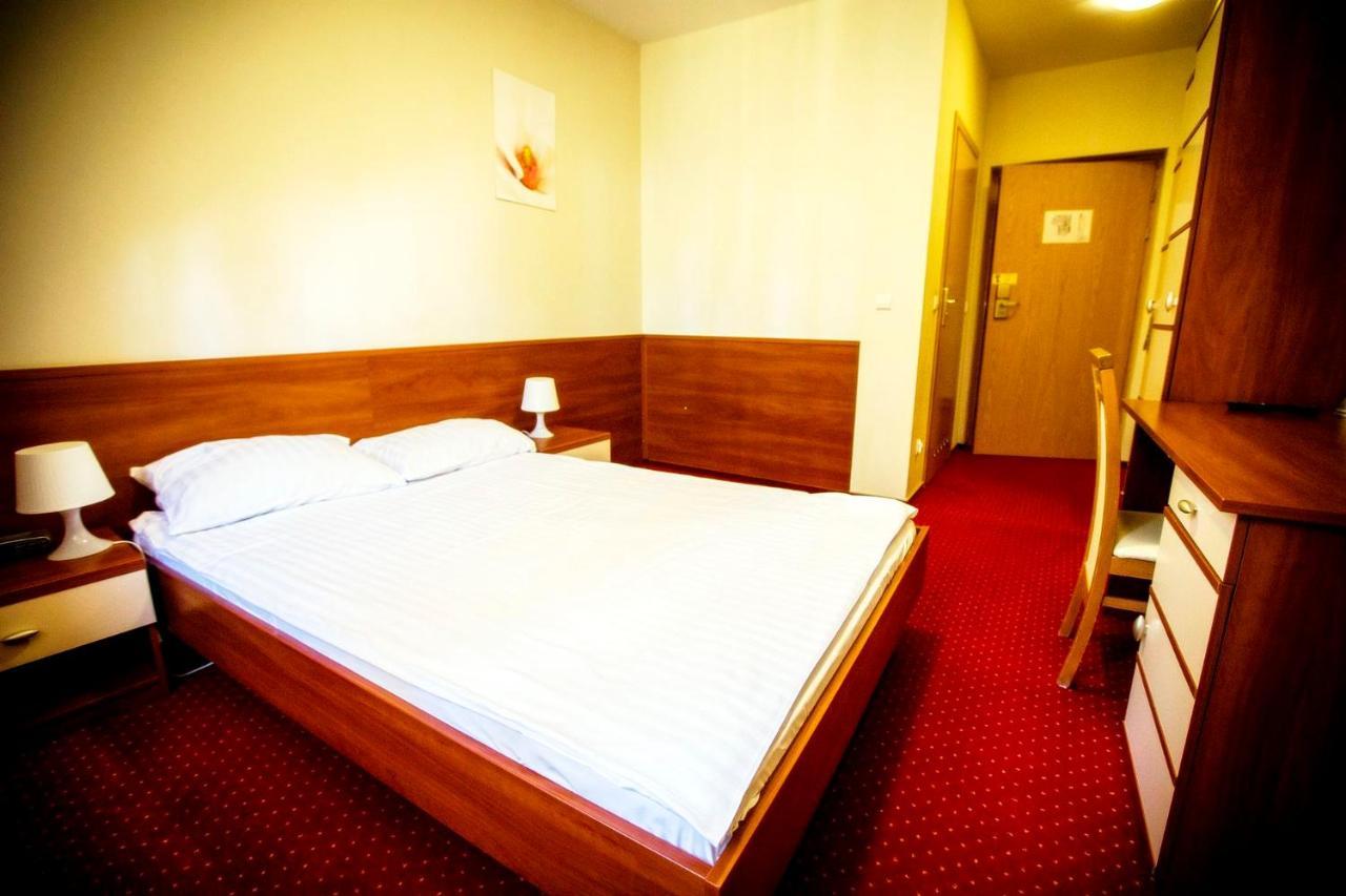 Hotel Luka ราดอม ภายนอก รูปภาพ